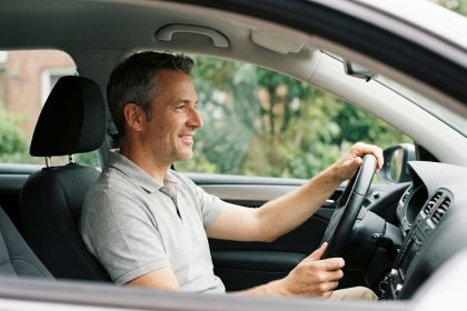 Conducteur détendu au volant d'une Volkswagen Golf 6 avec intérieur amélioré pour le confort de conduite