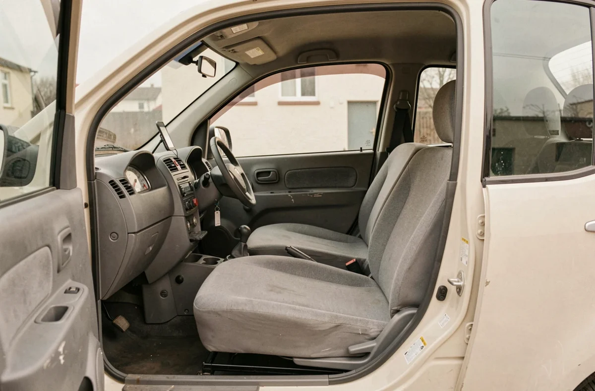 Intérieur d'une voiture sans permis 4 places avec sièges avant et banquette arrière