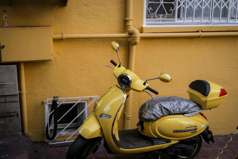 scooter jaune